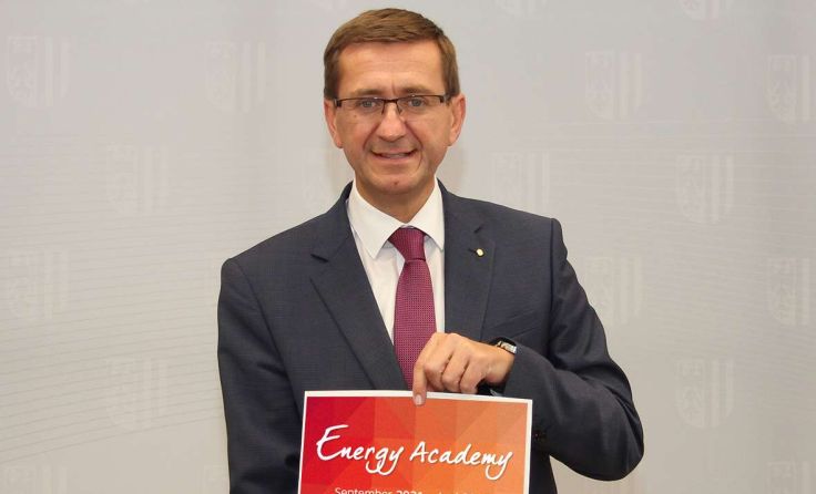 Wirtschafts- und Energie-Landesrat Markus Achleitner mit dem neuen Kursprogramm. (Foto: Land OÖ)
