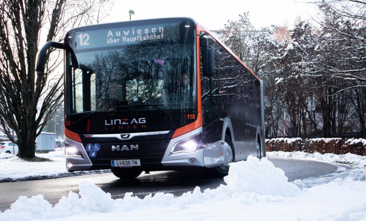 Die neuen Hybridelektro-Autobusse fahren bereits durchs verschneite Linz. (Foto: Linz AG)