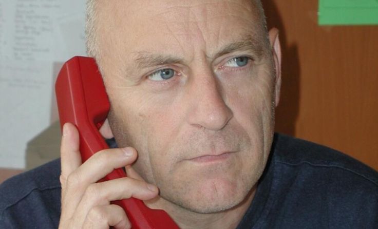 Karl-Heinz Hellinger berät Menschen am Mobbingtelefon. (Foto: mensch & arbeit)