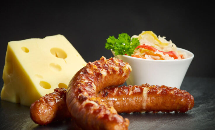 Unter den Produkten sind beispielsweise Käsekrainer. (Foto: Metzgerei Hochhauser)