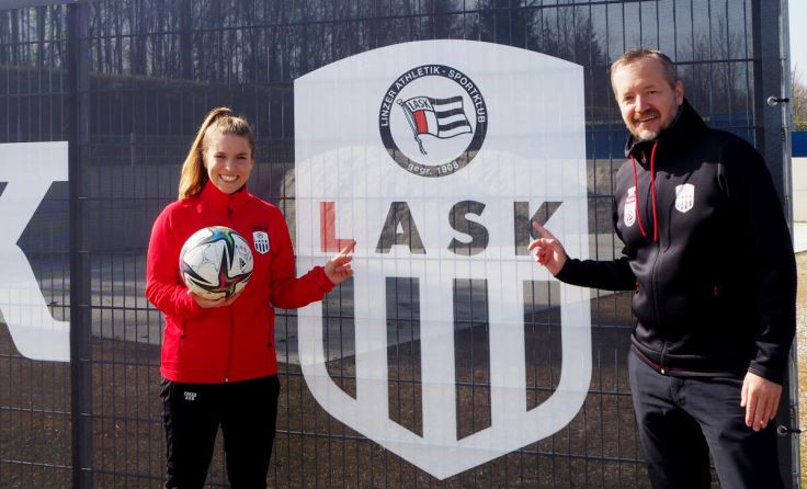 Lisa Alzner (l.) mit LASK-Geschäftsführer Andreas Protil. (Foto: LASK)