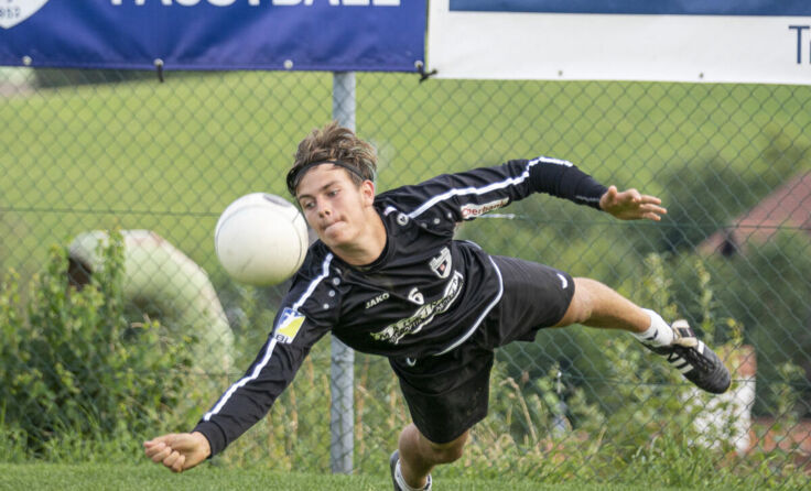 Elias Eckerstorfer beim Verteidigen. (Foto: Faustball Froschberg)