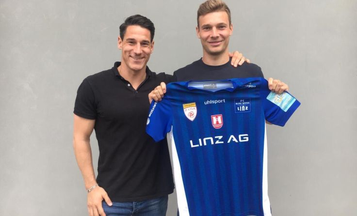BW-Neuzugang Manuel Maranda (r.) mit seinem Berater Helge Payer. (Foto: Blau-Weiß Linz)