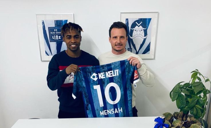Offensivdribbler Paul Mensah mit Blau-Weiß Sportdirektor Tino Wawra. (Foto: Blau-Weiß Linz)