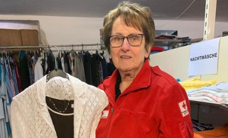 Elfi Ahammer berät die Kunden bei der Kleidung. (Foto: OÖRK/Grieskirchen)
