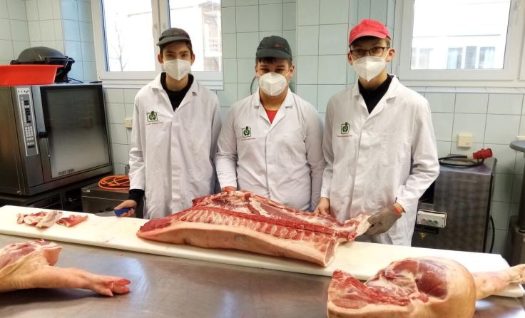 Schüler zerlegen das Fleisch in seine Einzelteile. (Foto: LWBFS Waizenkirchen)