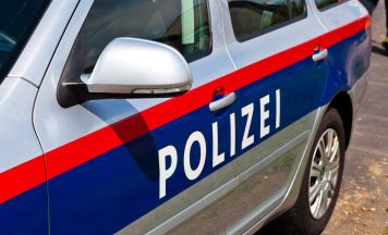 19-Jähriger fuhr mit seinem Auto frontal gegen einen Baum
