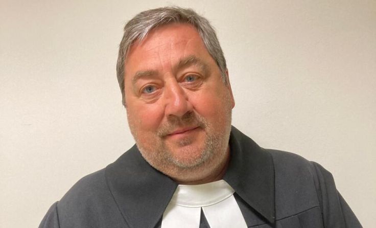 Bürgermeister Manfred Mühlböck spielt den Priester Andreas Geyer. (Foto: Alois Ferihumer)