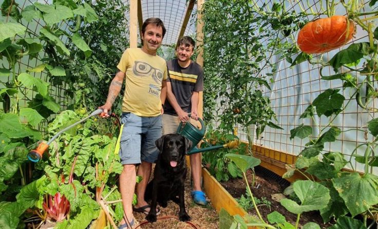 Caritas-Mitarbeiter Karl-Heinz Fuchs (l.) mit Bewohner Andi und Hund Willi. (Foto: Caritas)