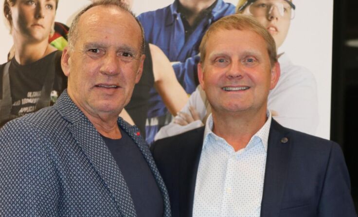 Hans-Karl Schaller gratuliert Konrad Baschinger zur Wiederwahl. (Foto: ÖGB)