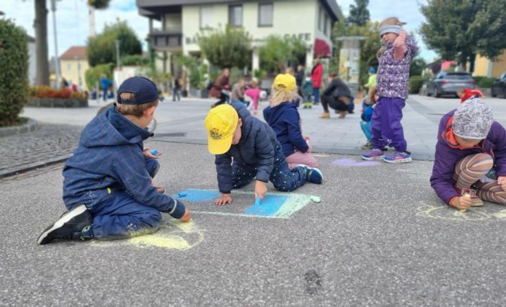 Die Kinder tobten sich auf den autofreien Straßen malerisch aus. (Foto: Marktgemeinde Wallern/Tr.)