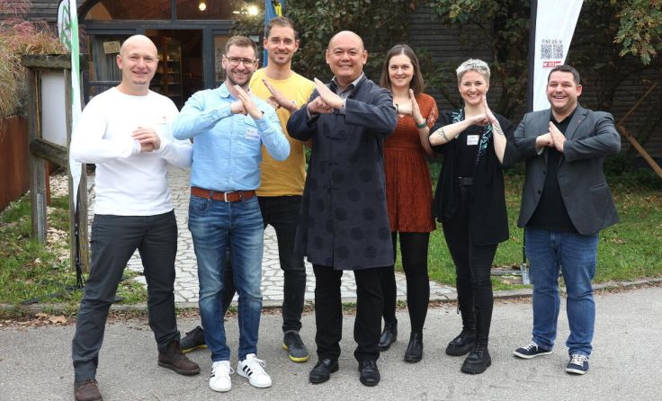 Awai Cheung mit dem Aktivteam der JW Grieskirchen (Foto: Andreas Maringer/eventfoto)