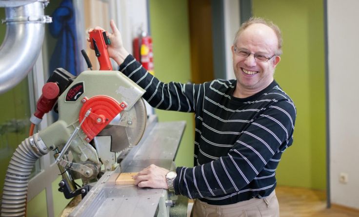 In der St.-Pius-Werkstätte wird eifrig gesägt, geschraubt und gehämmert. (Foto: Caritas)