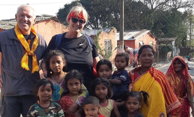 Die Meggenhofner Brigitte (r.) und Heinz Söllinger helfen Kindern in Nepal. (Foto: privat)