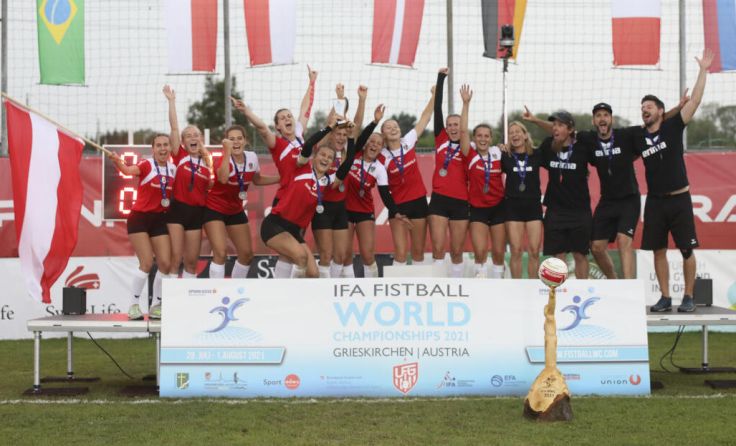 Die österreichischen Faustballteams erkämpfen sich in allen Bewerben Silber. (Foto: Erwin Pils)