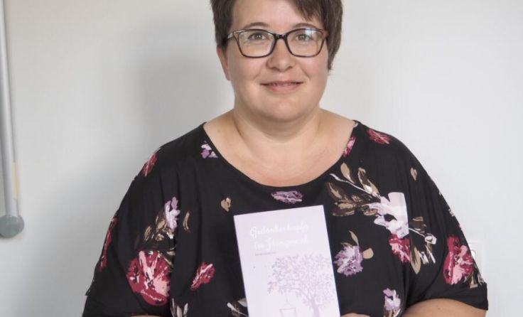 Margit Sandberger mit ihrem ersten Buch (Foto: Tanja Auer)