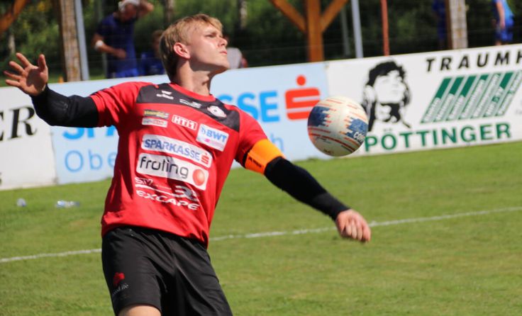 Faustballspieler Simon Lugmair in Action. (Foto: UFG Grieskirchen/Pötting)