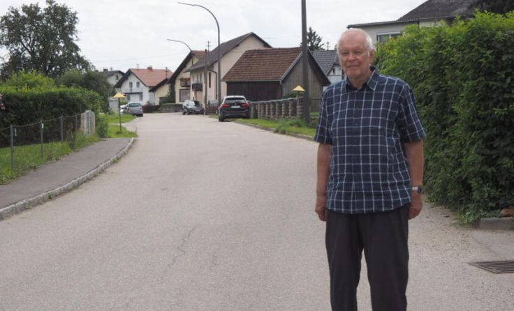 Siegfried Höllinger wünscht sich eine Geschwindigkeitsbeschränkung im Ort. (Foto: Tanja Auer)