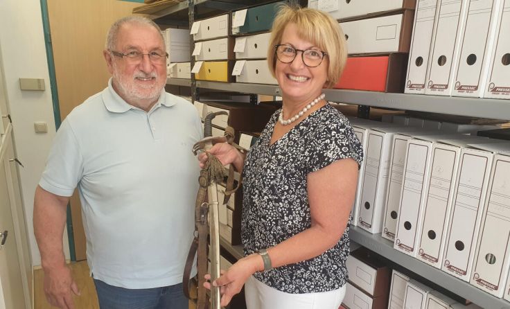 Walter Zauner und Maria Pachner mit dem letzten Säbel der Bürgergarde (Foto: mb marketing)