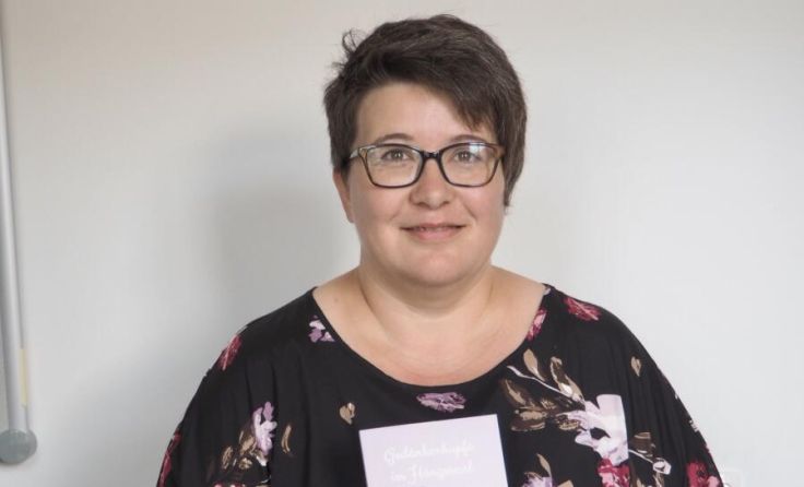 Margit Sandberger mit ihrem Gedichteband in Mundart. (Foto: T. Auer)