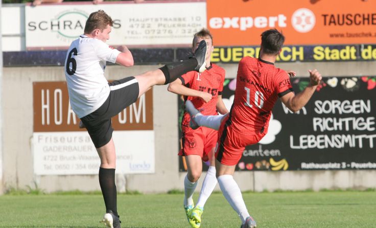 Andreas Steinmayr (l.) und seine Peuerbacher Mannschaft sicherten sich das 1:0. (Foto: Pirkes)