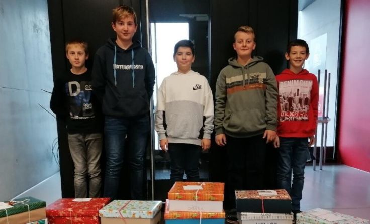 Schüler der 3a befüllten weihnachtliche Schuhkartons mit Geschenken. (Foto: TNMS 2)