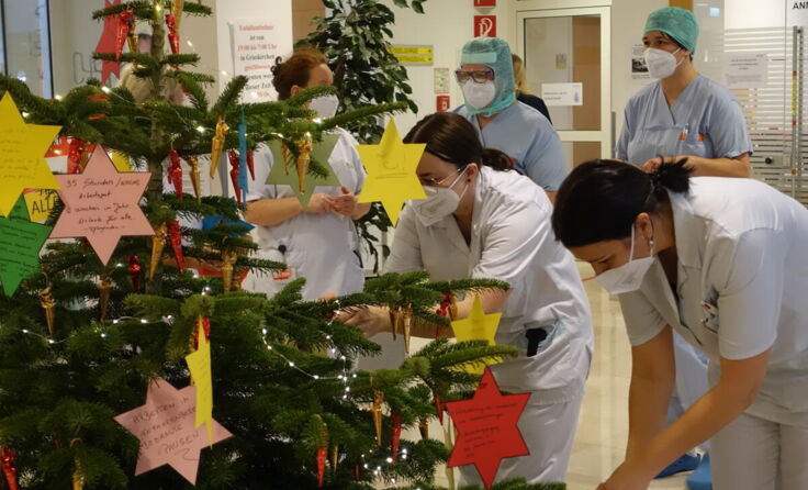 Klinikumsmitarbeiter bringen ihre Wünsche am Weihnachtsbaum an. (Foto: ÖGB OÖ)