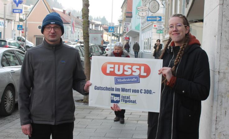 Thomas Zauner wurde der Gutschein von Tips-Redakteurin Tanja Auer überreicht. (Foto: L. Hackl)