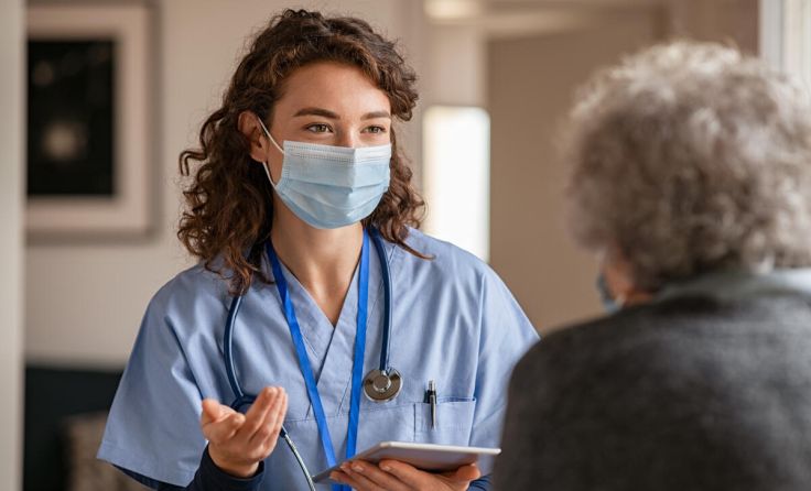 Die Pflegekräfte betreuen Menschen vor Ort. (Foto: Rido/Shutterstock)