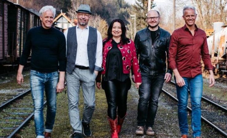 Sassy (Mitte) kommt 2024 mit neuer Formation in die Hoamat. (Foto: The Jukebox Heroes)