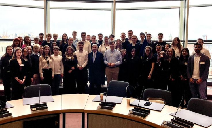 Schüler der Bildungsreise diskutierten mit EU-Komissar Johannes Hahn über Politik. (Foto: LSV OÖ)