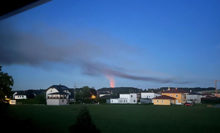 Ein Feuer und zahlreiche Einsatzlichter erhellten kurzzeitig Waizenkirchen. (Foto: T.Auer/Tips)