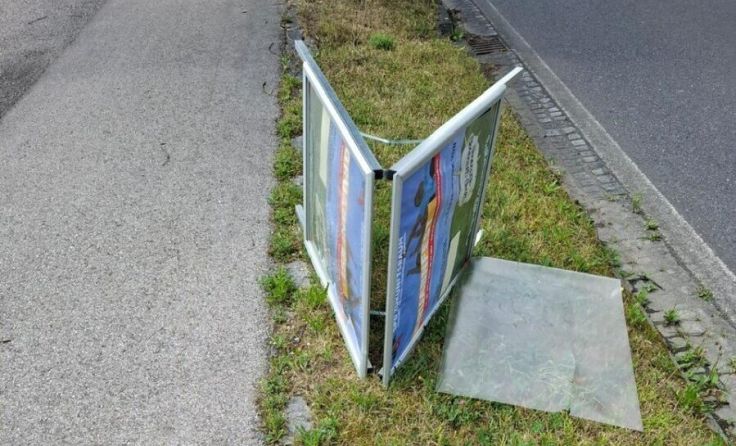 Mehrere Plakatständer wurden beschädigt und entwendet. (Foto: Brandner)