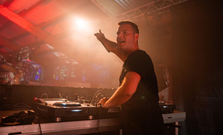 DJ Kinimod lässt die Waldfestbühne beben. (Foto: DJ Kinimod)