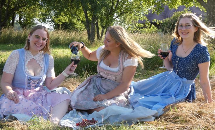 Ein Tröpfchen in Ehren gibt es beim Schlüßlberger Weindorf. (Foto: Gemeinde Schlüßlberg)