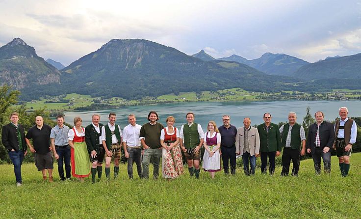 Bürgermeister Franz Eisl und die Kandidaten der ÖVP-Gemeinderatsliste Foto: Hörmandinger