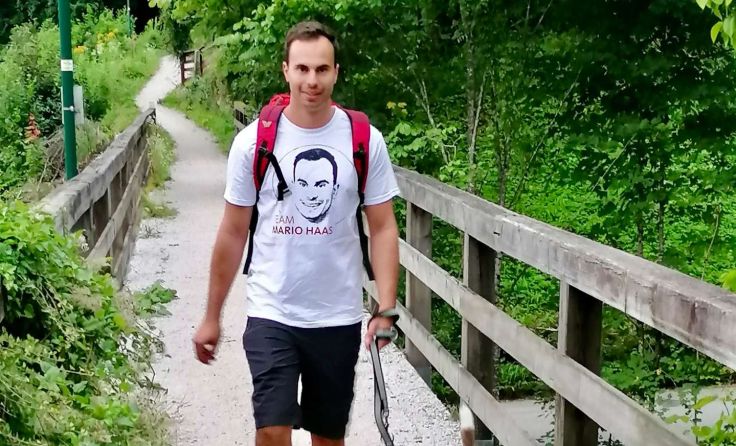 Landtagskandidat Mario Haas bereitet sich auf seine Wanderung durch den Bezirk vor Foto: SPÖ