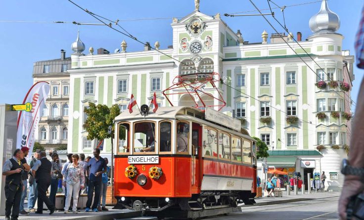 Die Nostalgiestraßenbahn vor dem Gmundner Rathaus Foto: Wolfgang Spitzbart