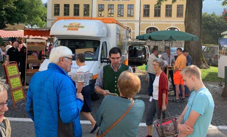 Hannes Mathes unterhält sich mit Ischlern am Wochenmarkt. Foto: privat