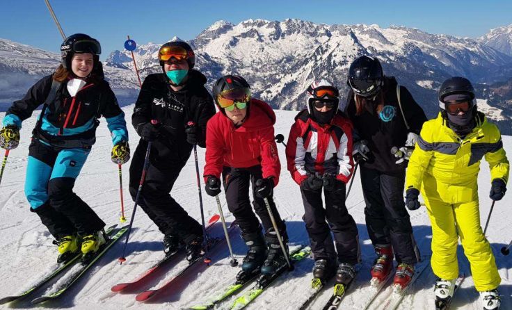 Jana Zoglmeier mit SchülerInnen der 1FSa auf dem Krippenstein Foto: Schneeberger, TS Bad Ischl