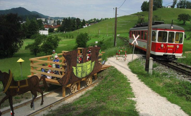 Bei der Wanderung begibt man sich auf die Spuren der Pferdeeisenbahn. Foto: JT_Weidinger