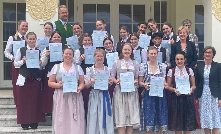 Die Schüler erhielten Zertifikate für die bestandene Prüfung. Foto: HLW Wolfgangsee