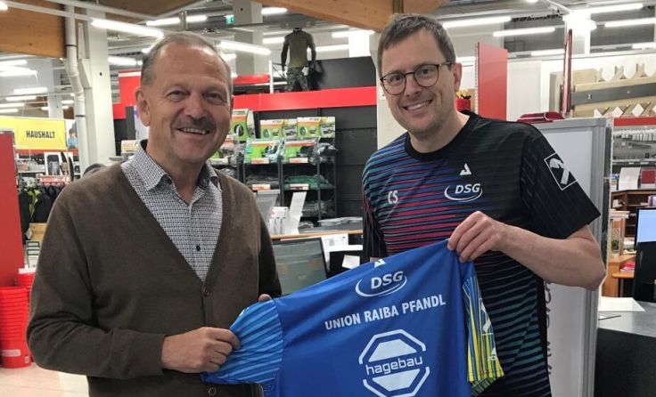 Johann Eisl und Clemens Schiffer bei der Trikotübergabe (Foto: DSG Pfandl)