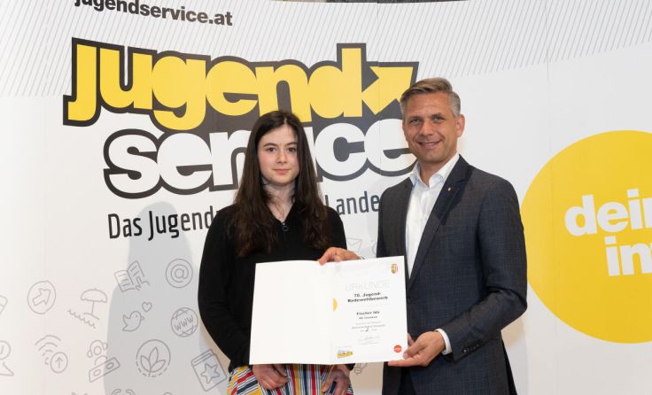 Gewinnerin Ida Fischer mit LR Wolfgang Hattmannsdorfer (Foto: Land OÖ/Andreas Krenn)