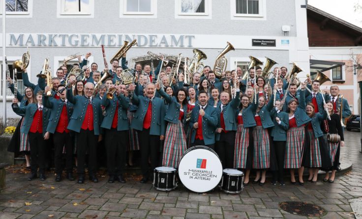 Die Musiker feierten ihren Erfolg (Foto: Wolfgang Haidinger-Klein)