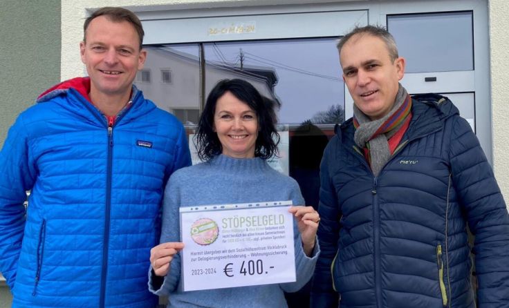 Übergabe der Spende (Foto: Stöpselgeld)