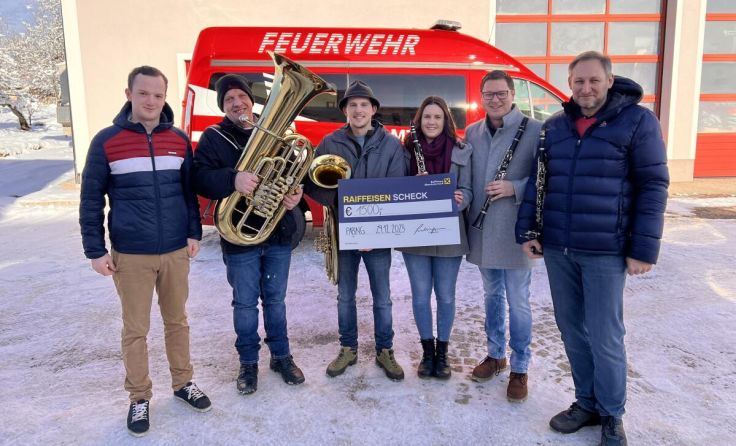 Musiker mit dem Spendenscheck (Foto: privat)