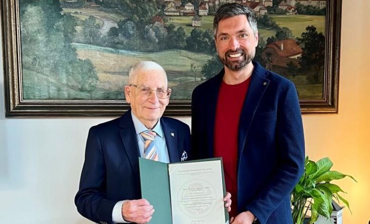 Franz Satzinger und Bürgermeister Peter Schobesberger (Foto: Stadtgemeinde Vöcklabruck)