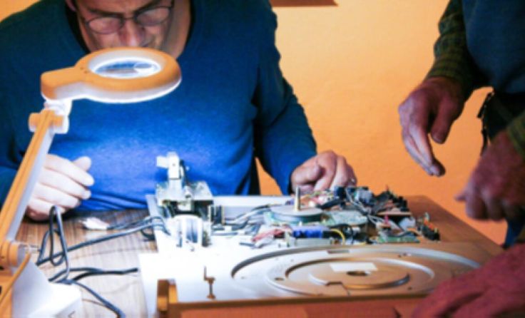 Gemeinsam werden verschiedene Gegenstände repariert. (Foto: Otelo Vöcklabruck)