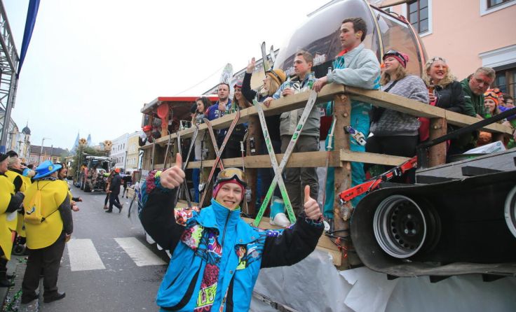 Ausgelassene Stimmung beim Umzug in Schwnanenstadt (Foto: Klein Helmut)